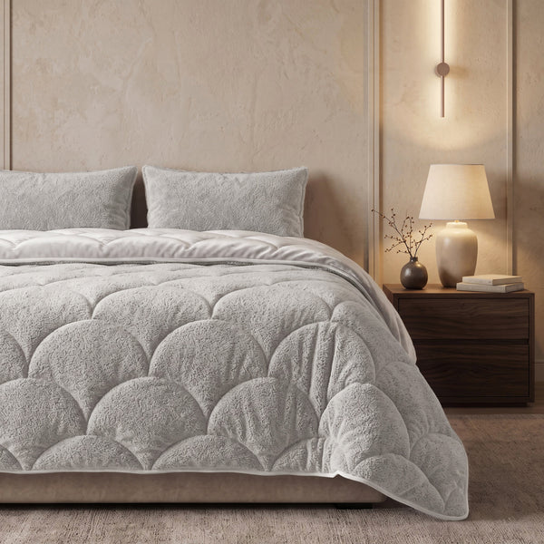 VUODEVAATTEET - Lazy Teddy/Sametti Beige Tyynyliinoilla Lazy peitto