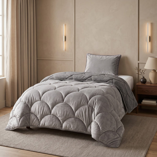 VUODEVAATTEET - Lazy Teddy/Velvet Taupe/harmaa Tyynyliinalla Lazy peitto
