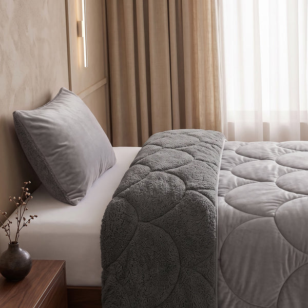 VUODEVAATTEET - Lazy Teddy/Velvet Taupe/harmaa Tyynyliinalla Lazy peitto