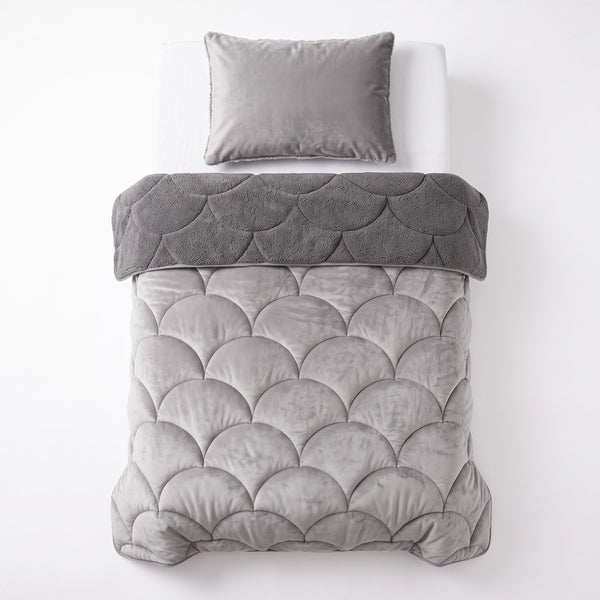 VUODEVAATTEET - Lazy Teddy/Velvet Taupe/harmaa Tyynyliinalla Lazy peitto