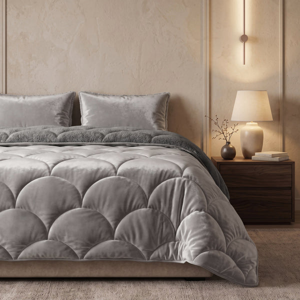 VUODEVAATTEET - Lazy Teddy/Velvet Taupe/harmaa Tyynyliinalla Lazy peitto