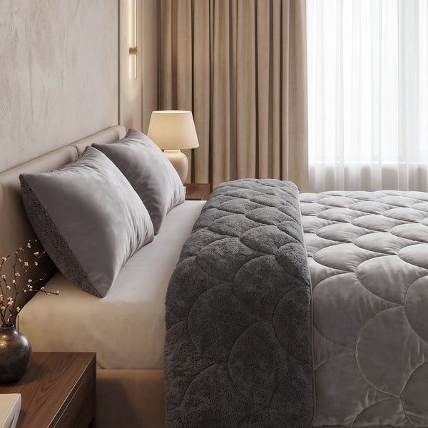 VUODEVAATTEET - Lazy Teddy/Velvet Taupe/harmaa Tyynyliinalla Lazy peitto