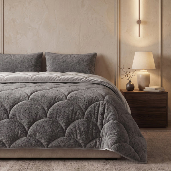 VUODEVAATTEET - Lazy Teddy/Velvet Taupe/harmaa Tyynyliinalla Lazy peitto
