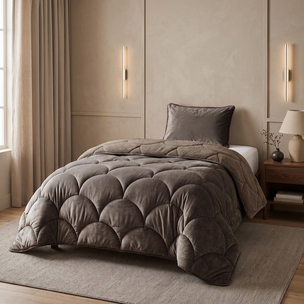 VUODEVAATTEET - Lazy Teddy/Sametti Taupe/Ruskea Tyynyliinoilla Lazy peitto