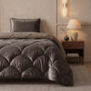 VUODEVAATTEET - Lazy Teddy/Sametti Taupe/Ruskea Tyynyliinoilla Lazy peitto