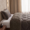 VUODEVAATTEET - Lazy Teddy/Sametti Taupe/Ruskea Tyynyliinoilla Lazy peitto