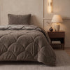 VUODEVAATTEET - Lazy Teddy/Sametti Taupe/Ruskea Tyynyliinoilla Lazy peitto