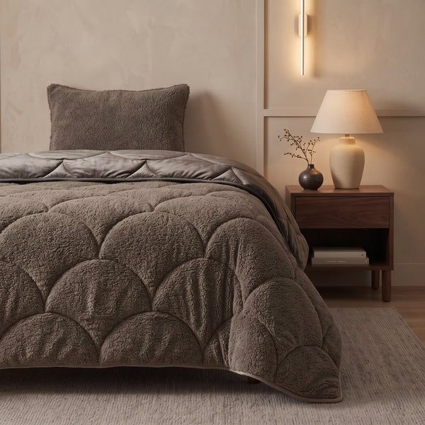 VUODEVAATTEET - Lazy Teddy/Sametti Taupe/Ruskea Tyynyliinoilla Lazy peitto