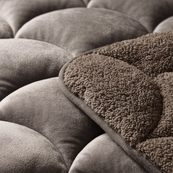 VUODEVAATTEET - Lazy Teddy/Sametti Taupe/Ruskea Tyynyliinoilla Lazy peitto