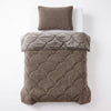 VUODEVAATTEET - Lazy Teddy/Sametti Taupe/Ruskea Tyynyliinoilla Lazy peitto