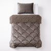 VUODEVAATTEET - Lazy Teddy/Sametti Taupe/Ruskea Tyynyliinoilla Lazy peitto