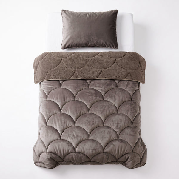 VUODEVAATTEET - Lazy Teddy/Sametti Taupe/Ruskea Tyynyliinoilla Lazy peitto