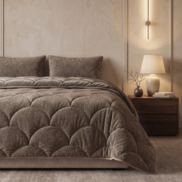 VUODEVAATTEET - Lazy Teddy/Sametti Taupe/Ruskea Tyynyliinoilla Lazy peitto