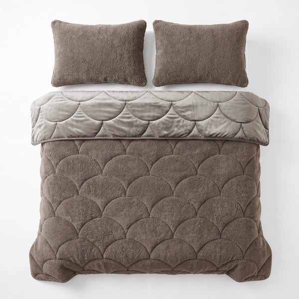 VUODEVAATTEET - Lazy Teddy/Sametti Taupe/Ruskea Tyynyliinoilla Lazy peitto