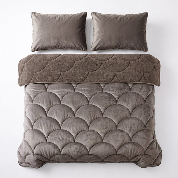 VUODEVAATTEET - Lazy Teddy/Sametti Taupe/Ruskea Tyynyliinoilla Lazy peitto