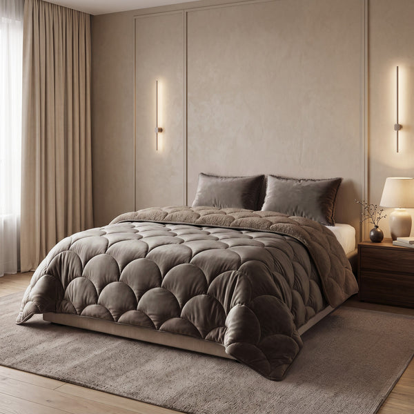 VUODEVAATTEET - Lazy Teddy/Sametti Taupe/Ruskea Tyynyliinoilla Lazy peitto