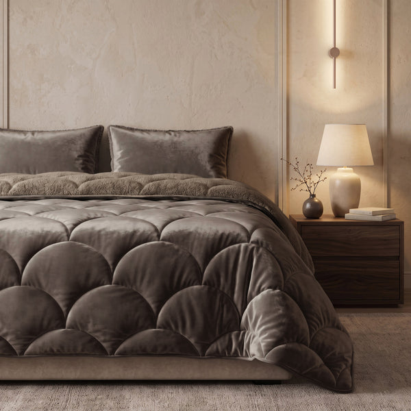 VUODEVAATTEET - Lazy Teddy/Sametti Taupe/Ruskea Tyynyliinoilla Lazy peitto