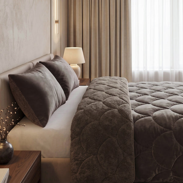 VUODEVAATTEET - Lazy Teddy/Sametti Taupe/Ruskea Tyynyliinoilla Lazy peitto