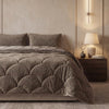 VUODEVAATTEET - Lazy Teddy/Sametti Taupe/Ruskea Tyynyliinoilla Lazy peitto