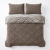VUODEVAATTEET - Lazy Teddy/Sametti Taupe/Ruskea Tyynyliinoilla Lazy peitto