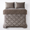 VUODEVAATTEET - Lazy Teddy/Sametti Taupe/Ruskea Tyynyliinoilla Lazy peitto