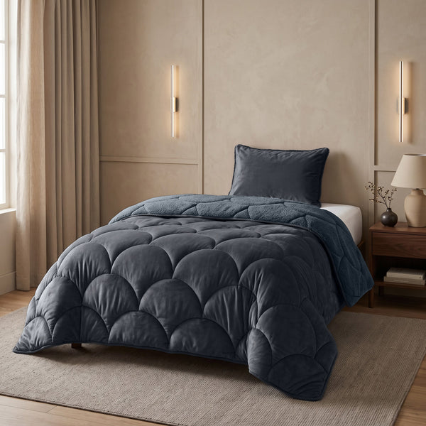 VUODEVAATTEET - Lazy Teddy/Velvet Antrasiitti Tyynyliinoilla Lazy peitto