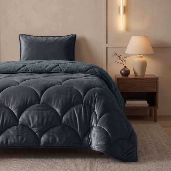 VUODEVAATTEET - Lazy Teddy/Velvet Antrasiitti Tyynyliinoilla Lazy peitto