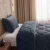 VUODEVAATTEET - Lazy Teddy/Velvet Antrasiitti Tyynyliinoilla Lazy peitto