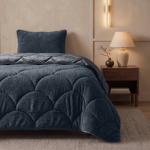 VUODEVAATTEET - Lazy Teddy/Velvet Antrasiitti Tyynyliinoilla Lazy peitto