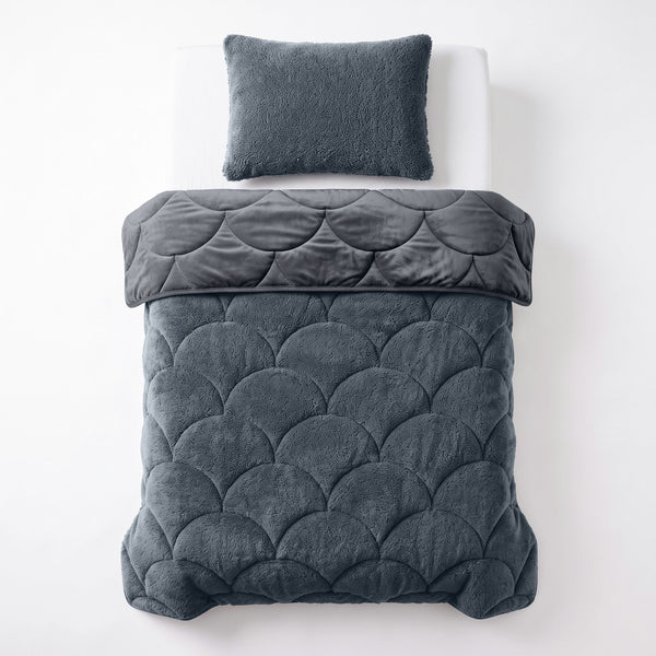 VUODEVAATTEET - Lazy Teddy/Velvet Antrasiitti Tyynyliinoilla Lazy peitto
