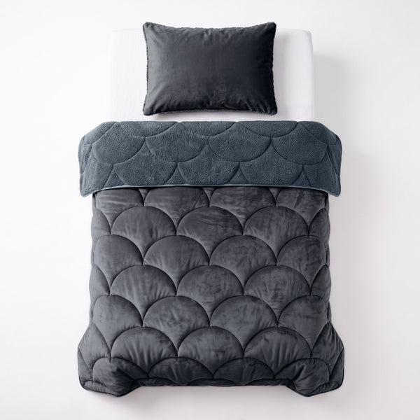VUODEVAATTEET - Lazy Teddy/Velvet Antrasiitti Tyynyliinoilla Lazy peitto
