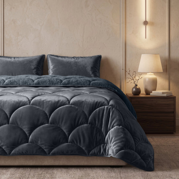 VUODEVAATTEET - Lazy Teddy/Velvet Antrasiitti Tyynyliinoilla Lazy peitto