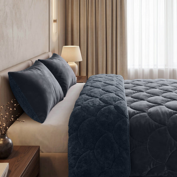 VUODEVAATTEET - Lazy Teddy/Velvet Antrasiitti Tyynyliinoilla Lazy peitto