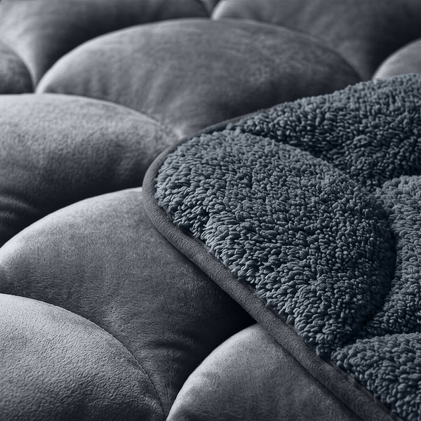 VUODEVAATTEET - Lazy Teddy/Velvet Antrasiitti Tyynyliinoilla Lazy peitto