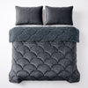 VUODEVAATTEET - Lazy Teddy/Velvet Antrasiitti Tyynyliinoilla Lazy peitto