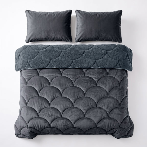 VUODEVAATTEET - Lazy Teddy/Velvet Antrasiitti Tyynyliinoilla Lazy peitto
