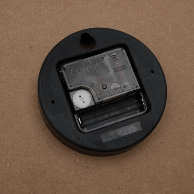 Keltainen seinäkello Baietica Ø30cm (valaistut numerot ja viisarit)