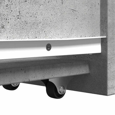 Betoninharmaa kapea kylpyhuonekaappi pyörillä Arthur (puinen)