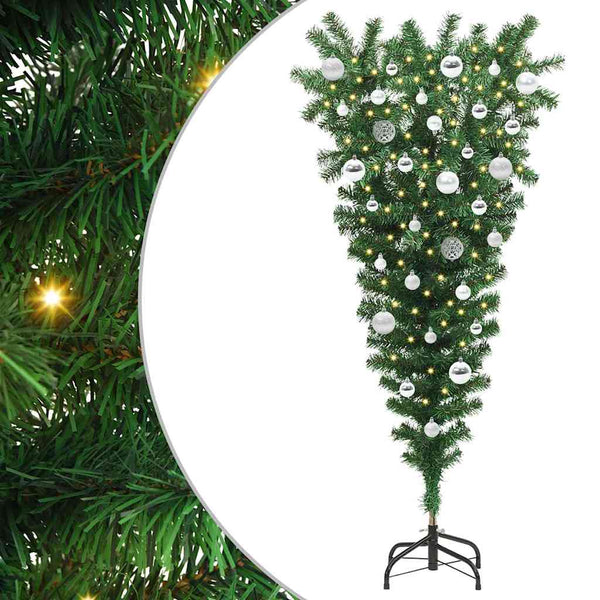Ylösalasin oleva keinopuumyChristmas-puu, jossa on pallosetti