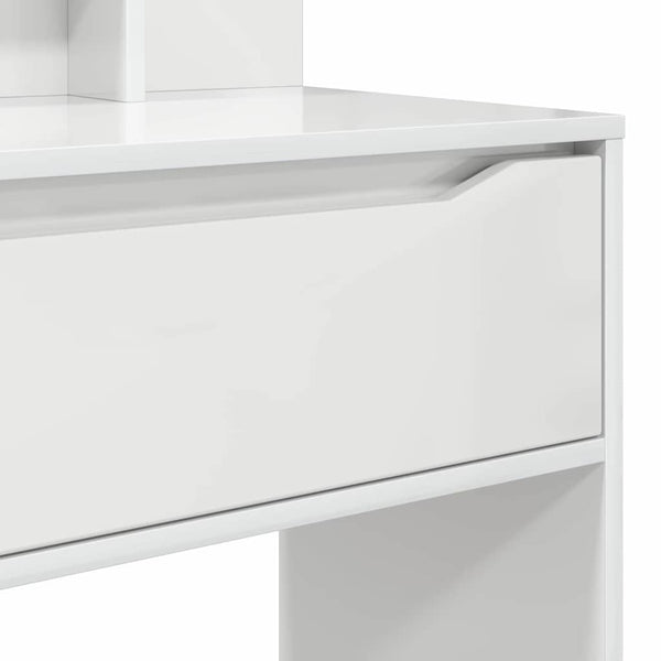 Makuuhuoneen hyllyllä korkean kiillon valkoinen meikkipöytä