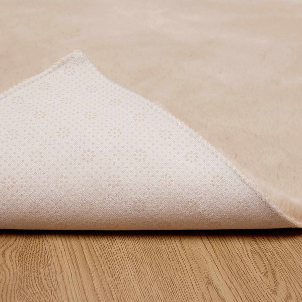 Liukuestettä sisältävä tekokaninannahkamatto OLITE Taupe