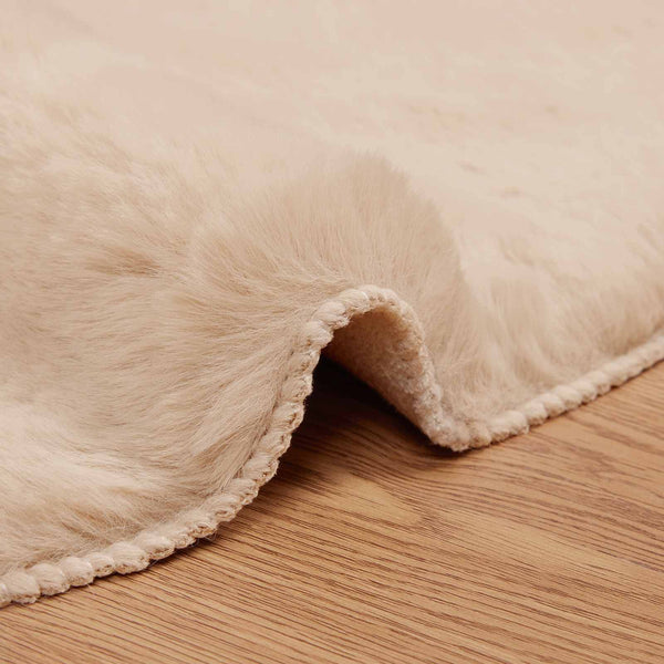 Liukuestettä sisältävä tekokaninannahkamatto OLITE Taupe