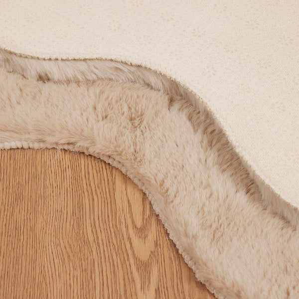 Liukuestettä sisältävä tekokaninannahkamatto OLITE Taupe