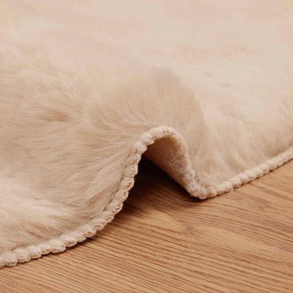 Liukuestettä sisältävä tekokaninannahkamatto OLITE Taupe