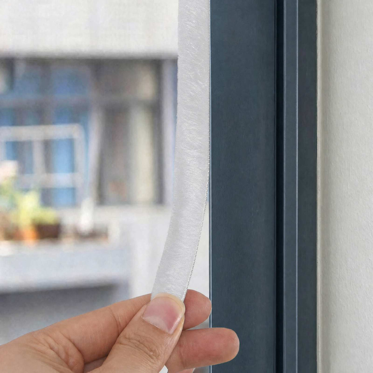 Itseliimautuva oven harjatiiviste 5 m PP valkoinen