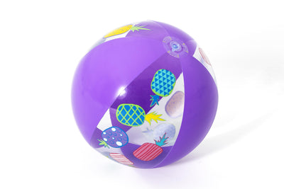 Sininen Bestway-pilkkapallo hiekkarannalla. Pallon halkaisija on 51 cm.