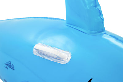 Sinisävyinen Bestway Great White Shark Rider -uimalelu, joka muistuttaa valtavaa valkohaita. Uimalelussa on kaksi kahvaa ja se on suunniteltu kestämään vedessä leikkimistä.