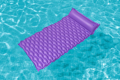 Violetti, 213cm x 86cm kokoinen Bestway 44020 ilmapatja rannalla.