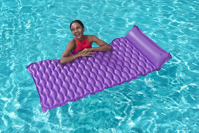 Violetti ilmatäytteinen rantapatja, koko 213cm x 86cm.