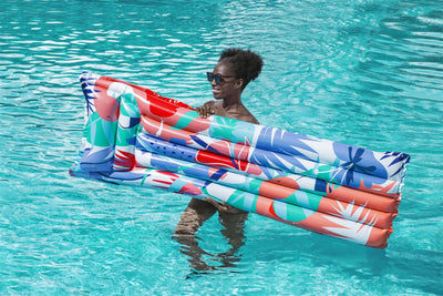 Bestwayn 44033 kuvassa näkyy pinkki flamingo-aiheinen uima-alusta, joka on mitoiltaan 183cm x 69cm.